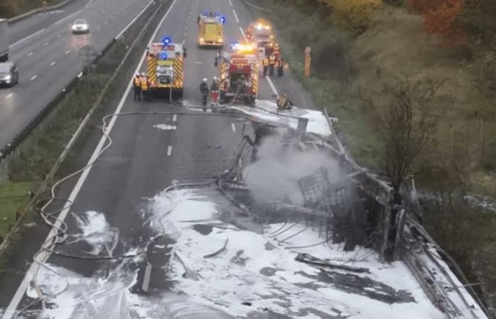 un policier et un gendarme dégagent un chauffeur avant que son camion n’explose