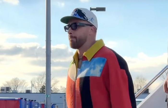 Travis Kelce atterrit à Buffalo dans une veste audacieuse avant le match des Chiefs contre les Bills