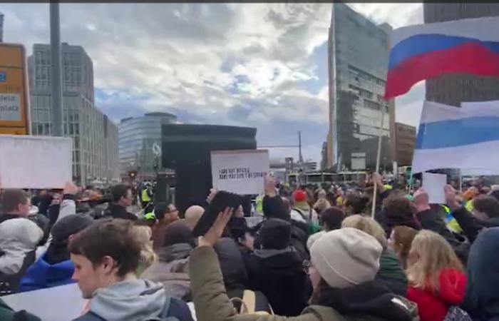 La marche de l’opposition russe à Berlin suscite des tensions autour du drapeau tricolore russe