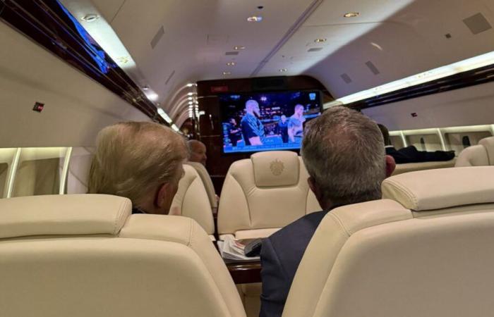 Photo : Donald Trump et RFK Jr. surpris en train de regarder un bain de sang brutal sur Trump Force 1 en route vers l’UFC 309