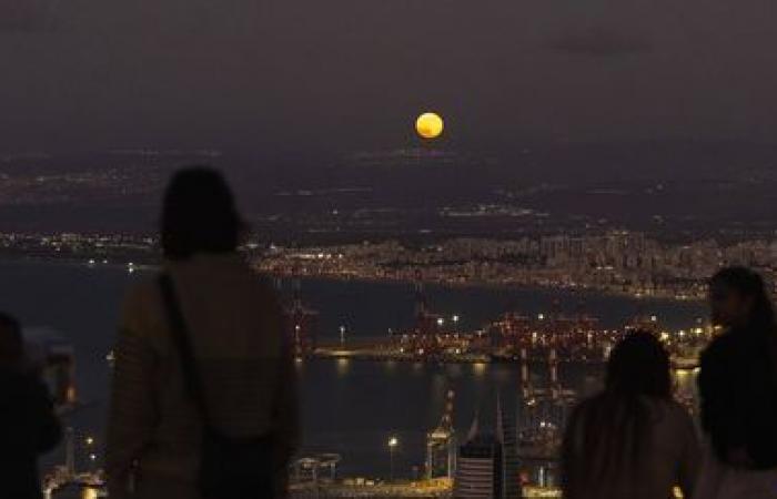 EN IMAGES. La Lune du Castor, la dernière « super Lune » de l’année, a illuminé le ciel du monde entier