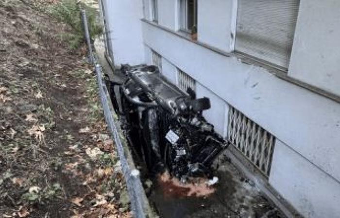 une voiture tombe sur un immeuble