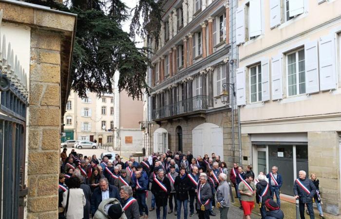 une centaine d’élus locaux de l’Ariège manifestent contre les coupes dans les moyens