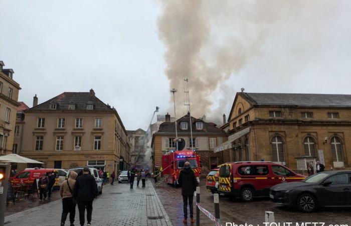 Incendie et nuage de fumée au centre-ville de Metz