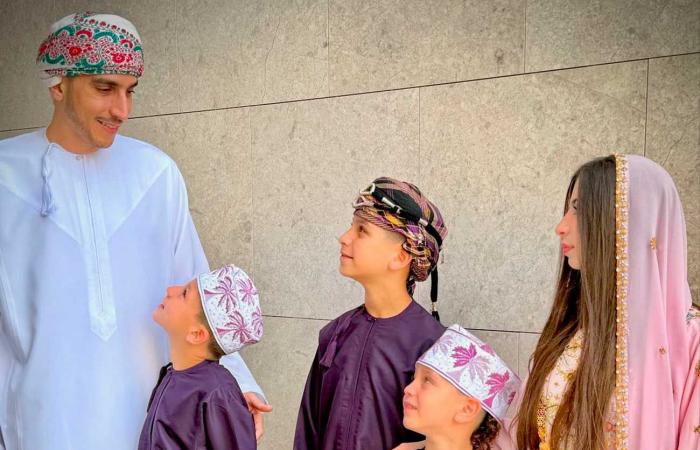 La gracieuse jeune princesse Malak d’Oman en tenue traditionnelle avec son père et ses frères pour la fête nationale