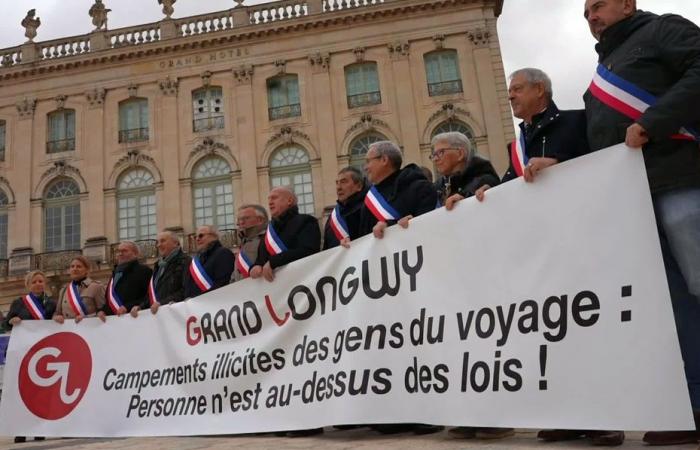 en colère, les maires du Haut Pays déposent symboliquement leur foulard