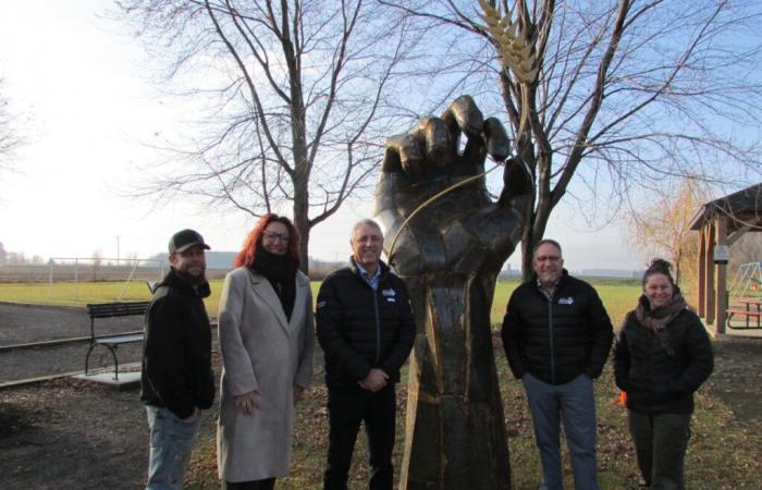 Une nouvelle sculpture emblématique prend place au parc Alice-Simard à Saint-Alexis