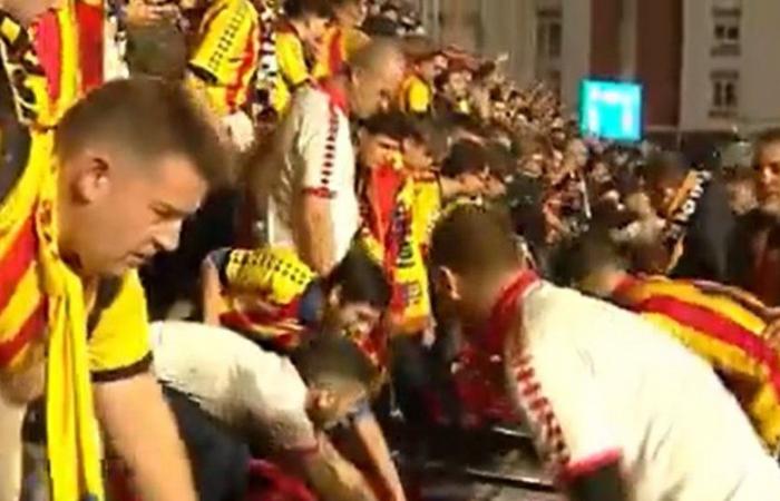 « La foule est tombée… » Images impressionnantes d’une tribune s’effondrant en plein match sous la pression des supporters