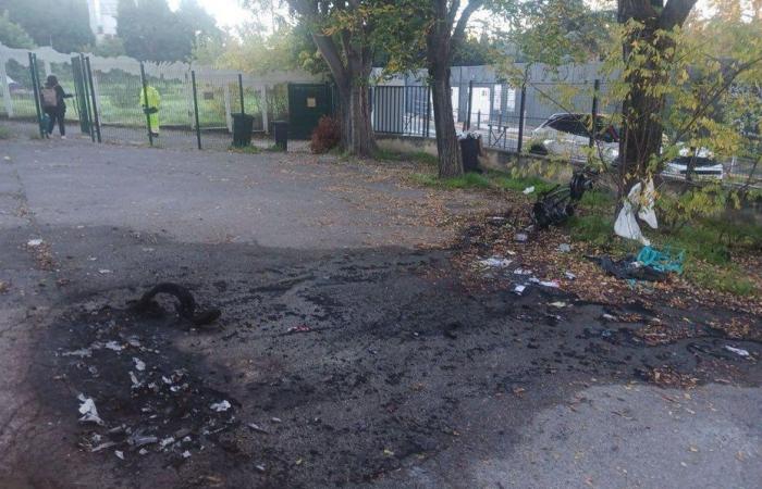 Cour délabrée, seringues, fuite de gaz, les parents bloquent l’accès à l’école