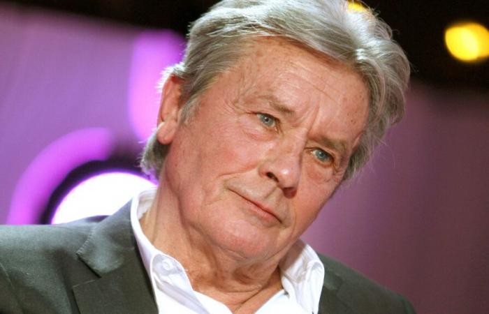 Alain Delon bisexuel ? Ce célèbre animateur avec qui il aurait eu une liaison, “n’insistez pas…”