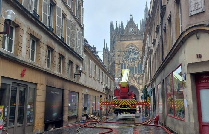 “Il y a un risque que les sols s’effondrent”, affirment les pompiers