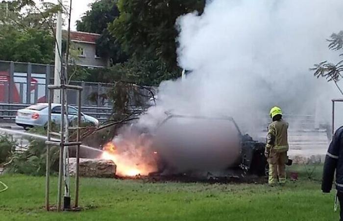 Un mort dans l’explosion d’une voiture à Petah Tikva, possiblement lié au crime organisé