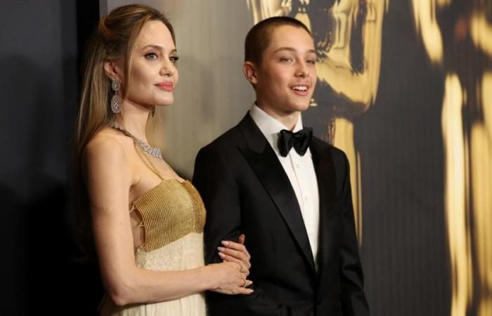 Angelina Jolie pose aux côtés de son fils Knox, marquant sa première apparition publique avec lui en trois ans