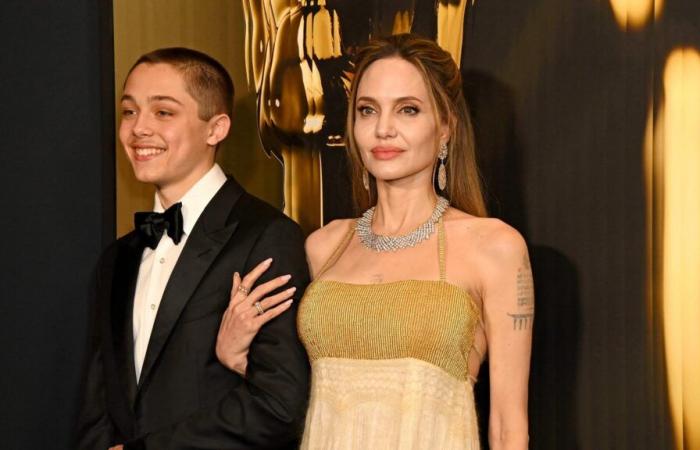 Knox, le fils d’Angelina Jolie, est beau et fait une rare apparition aux Governors Awards avec son +1 : photos