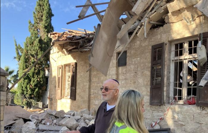 Les membres de la synagogue de Haïfa dévastée par les roquettes du Hezbollah s’engagent à la reconstruire