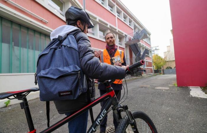 « Cyclistes, brillez ! » », Pau à vélo éclaire les cyclistes