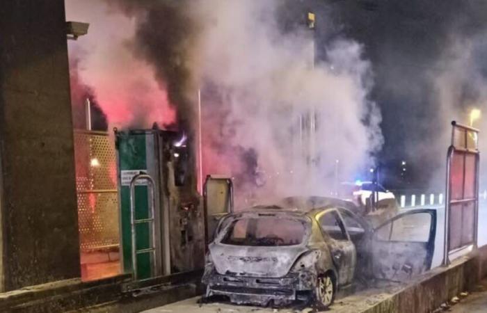 sur l’A43, une voiture prend feu au péage de Chesnes