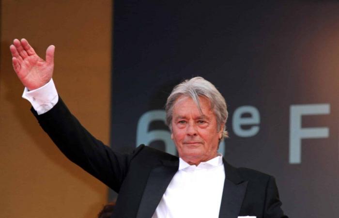 Alain Delon photographié avec « une jeune prostituée » ? Ambiance ultra tendue sur un plateau télé célèbre après les révélations