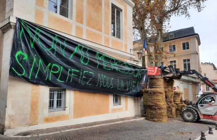 des agriculteurs manifestent et bloquent l’entrée de la préfecture