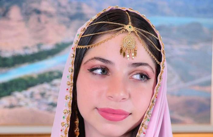 La gracieuse jeune princesse Malak d’Oman en tenue traditionnelle avec son père et ses frères pour la fête nationale