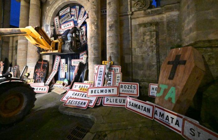 “Nous utiliserons les moyens nécessaires, tant pis pour les conséquences”, des dizaines de tracteurs ont atteint la préfecture du Gers