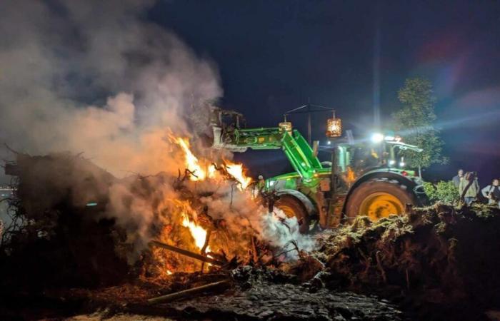 Des agriculteurs mettent le feu à Bordeaux pour faire entendre leur colère