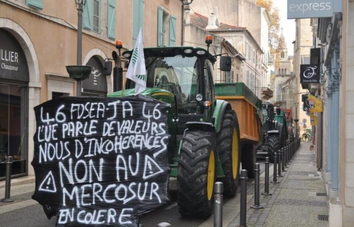 des agriculteurs manifestent et bloquent l’entrée de la préfecture