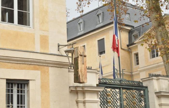 des agriculteurs manifestent et bloquent l’entrée de la préfecture