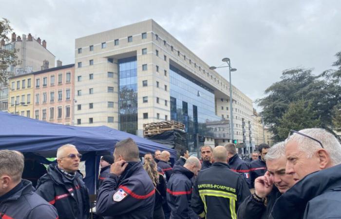 un camp devant la Métropole de Lyon pour plus de postes et de moyens