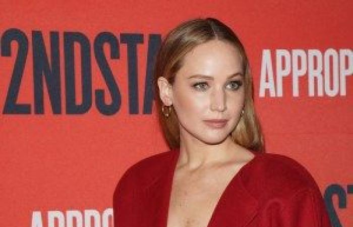 Le regard de maternité de Jennifer Lawrence lors des Prix du Gouverneur : photos