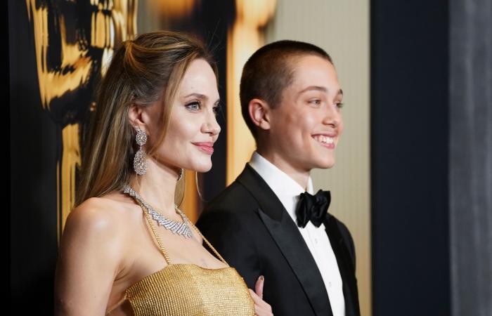 Knox, le fils d’Angelina Jolie, est beau et fait une rare apparition aux Governors Awards avec son +1 : photos