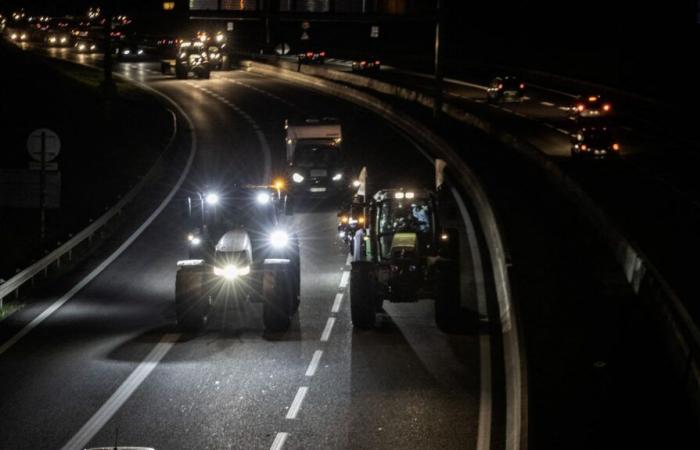 une quinzaine de tracteurs bloquent la N118 en Ile-de-France