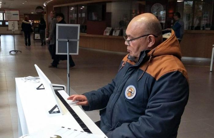 Un piano en accès libre dans l’atrium du centre hospitalier de Pontivy