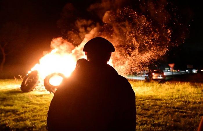 à Carcassonne, des feux allumés par des agriculteurs en signe de protestation