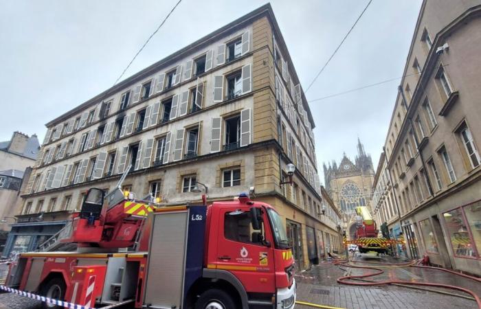 “Il y a un risque que les sols s’effondrent”, affirment les pompiers