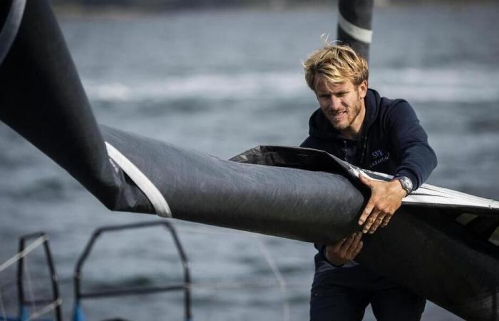 Jules Verne Trophy. François Gabart and the maxi-trimaran SVR-Lazartigue close to the start.