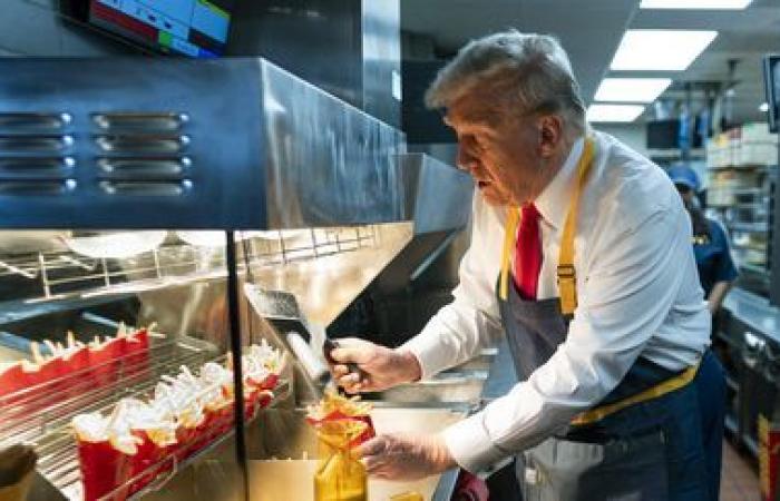 Après avoir promis de « rendre l’Amérique saine », Donald Trump et Robert Kennedy Jr posent devant les hamburgers et frites McDonald’s