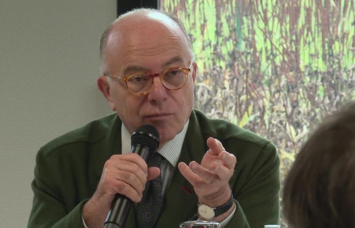 “Je serai toujours prêt”, Bernard Cazeneuve signant dans le Calvados, n’exclut pas un retour sur la scène politique