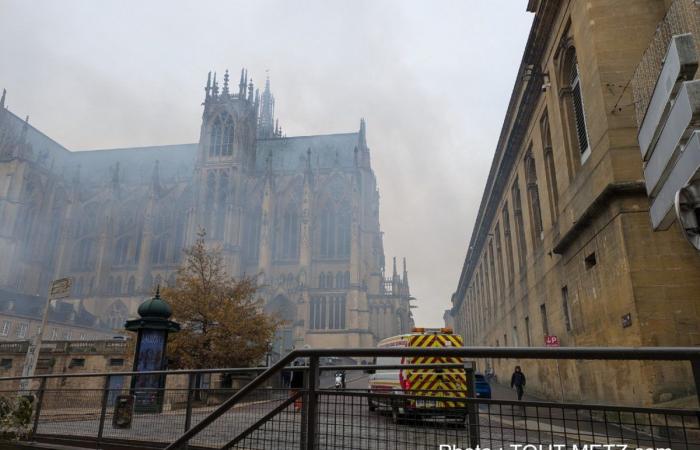 Incendie et nuage de fumée au centre-ville de Metz