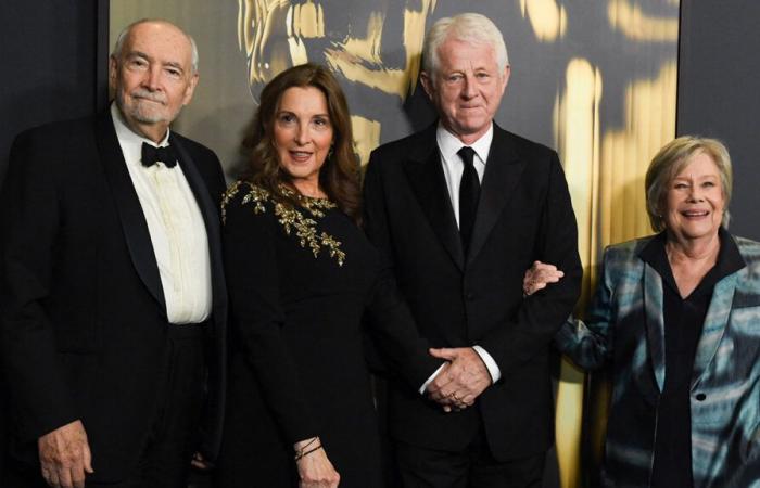 Salle d’emballage des espoirs des Oscars alors que les producteurs de Bond, Richard Curtis, Juliet Taylor et le regretté Quincy Jones sont honorés