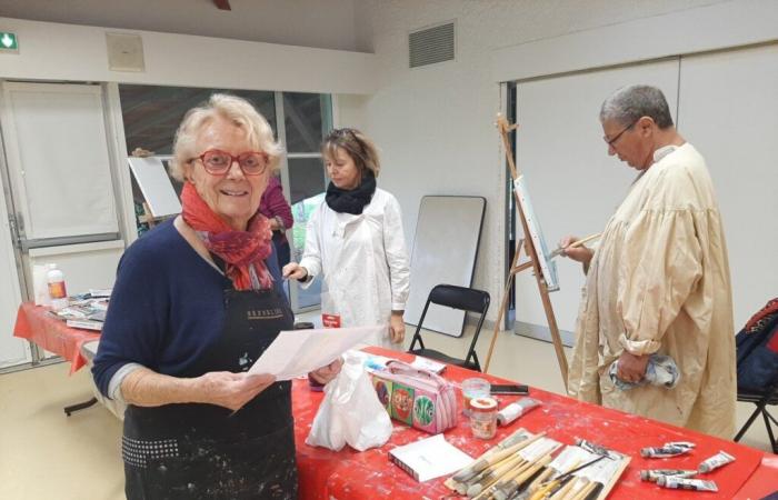 A 90 ans, Josette enseigne toujours la peinture dans cette commune de la côte bretonne