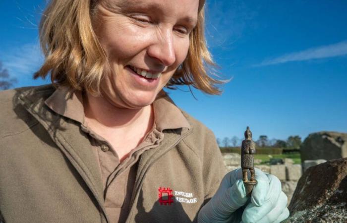 Découverte en Angleterre d’un rare manche de couteau vieux de 2000 ans représentant un gladiateur