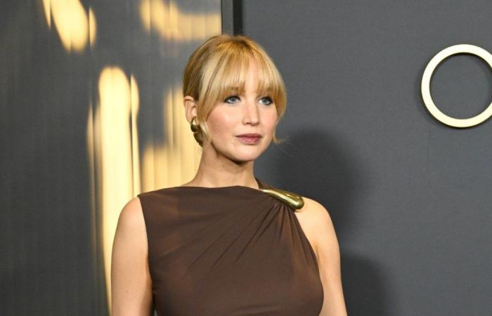 Le regard de maternité de Jennifer Lawrence lors des Prix du Gouverneur : photos