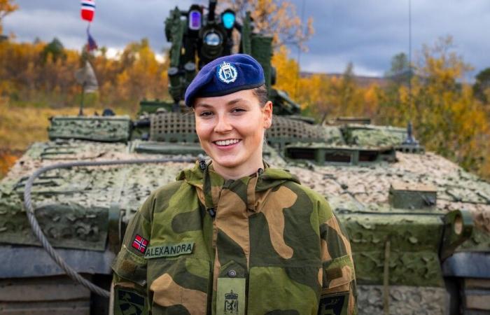 Mette-Marit de Norvège rend une visite surprise à sa fille dans l’armée