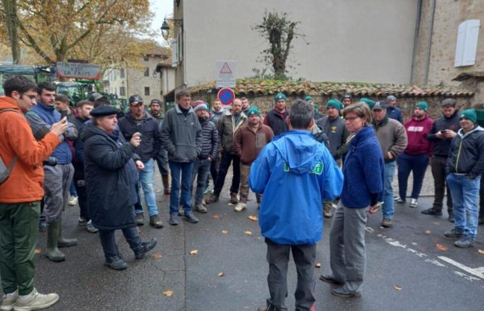 des agriculteurs manifestent et bloquent l’entrée de la préfecture