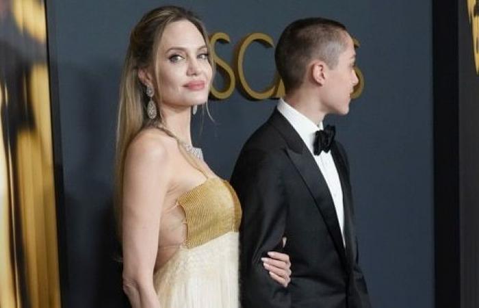 Knox, le fils rarement vu d’Angelina Jolie, canalise le jeune Brad Pitt aux Governors Awards 2024