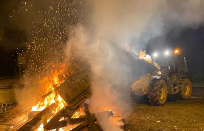 Info Delta FM – Des agriculteurs occupent des ronds-points stratégiques dans le Nord ce lundi soir