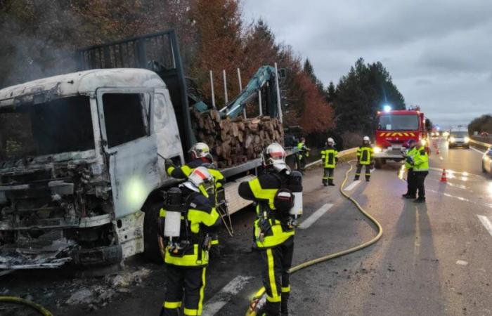 Etalons. Un poids lourd transportant du bois brûlant sur la RN 57