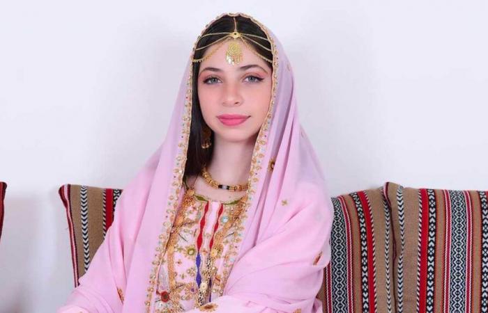 La gracieuse jeune princesse Malak d’Oman en tenue traditionnelle avec son père et ses frères pour la fête nationale