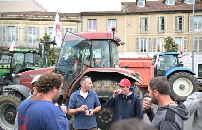 “Nous utiliserons les moyens nécessaires, tant pis pour les conséquences”, des dizaines de tracteurs ont atteint la préfecture du Gers